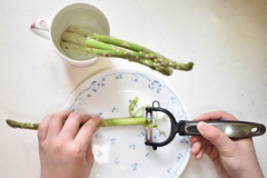 Should the skin of asparagus be removed? How to remove the old skin of asparagus is fast and convenient.